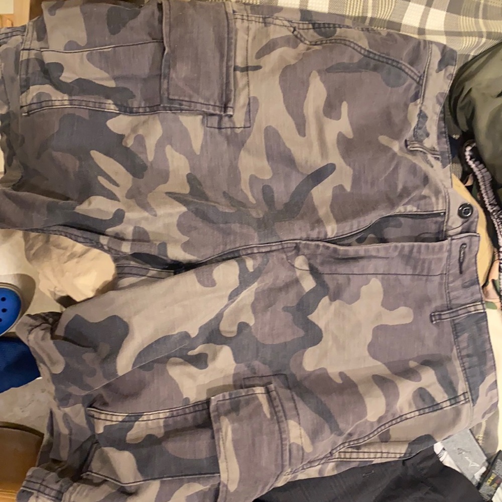 W 34 men’s cargo shorts never been wore